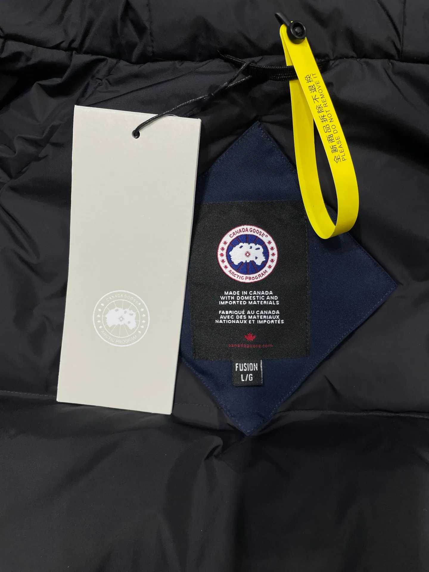 P900 special down Canada Goose Canada Goose #Chilliwack 7999M bomber jacket short down jacket/01 model #女与狠# Genuine synchronous anti-counterfeiting chip sensor! ➖ Imported 21S polyester-cotton blended original fabric [last year’s 16S/18S hard fabrics have been completely eliminated, this year all use 21S genuine synchronous fabrics, the soft mid-strap feels delicate and textured], genuine synchronous Feather-Light 10D waterproof coating fabric, made of 84.5 polyester fiber and 15.5 cotton, 100% the best feel in the entire network! ➖ The genuine official website is synchronized with the national standard 80 white duck down, you can check the official website customer service, there will never be a series of misleading claims such as 90 down or goose down! ➖ Using the best nylon lining with double double-layer sealing design, velvet-proof No. 7 needle + grid-filled down ready-made garments, there is 100% no so-called velvet running! ➖ The cuffs are designed with thickened seamless threads, and the collar and pockets are lined with top-quality polar fleece to keep you warm and comfortable! ➖ Yoshida YKK provides original custom-made electroplated sliders. YKK two-way lockable zippers are tight and smooth and will not peel off paint! ➖ 3M composite guarantees that the Velcro is the same as the original, durable, and all accessories and hardware are custom-made! ➖ Imported BEHRINGER embroidery machine to customize the 10,000-needle embroidery logo, 98% of which can be reproduced to restore the original logo. You can check and compare on the official website! ➖ The fur collars are all made of large pieces of Western Canadian blue wolf hide, ensuring that each fur collar is 13-15cm wide!   Size:XS-XXL